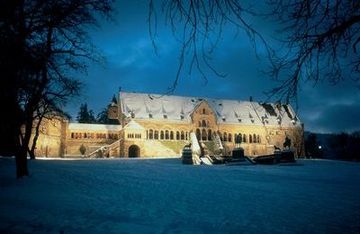Goslar: widok na pałac cesarski Kaiserpfalz w zimie